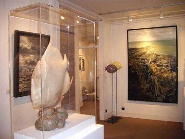 Valérie LE MERRER - Intérieur de la galerie, Sculpture de SO, Poisson ange en albâtre et rakus de S.